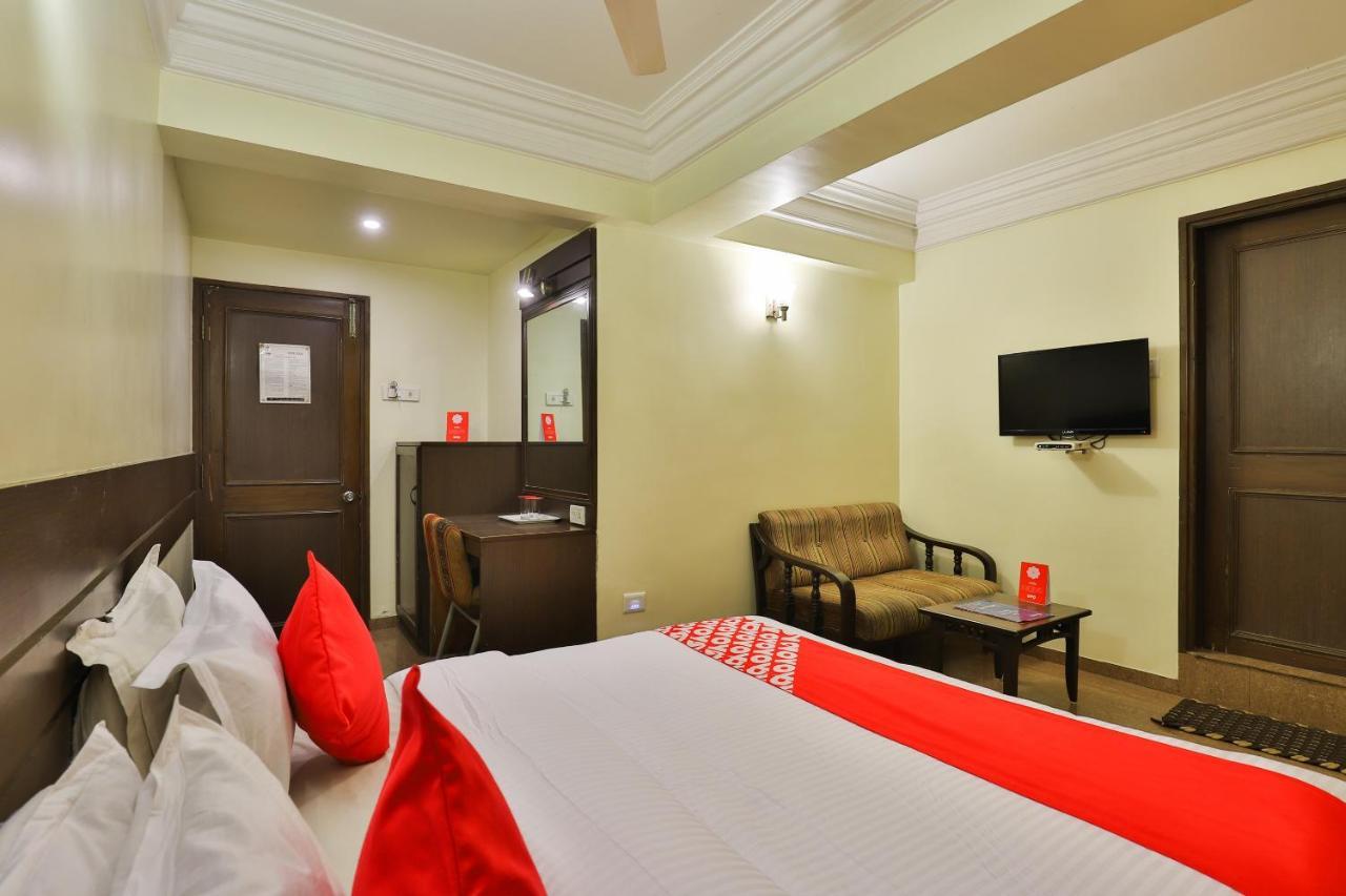 Oyo 17117 Hotel Rainbow Vadodara Bagian luar foto