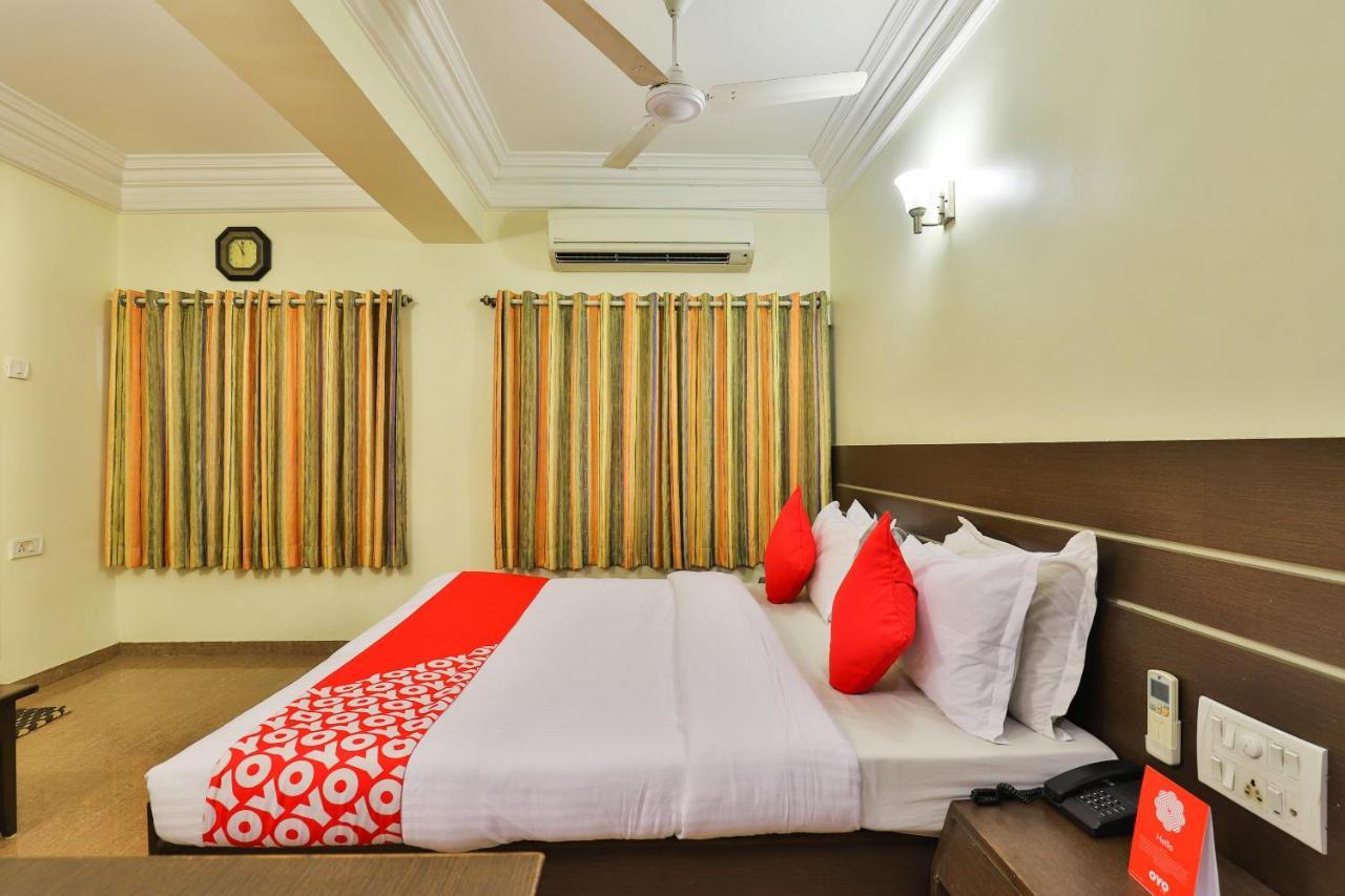 Oyo 17117 Hotel Rainbow Vadodara Bagian luar foto