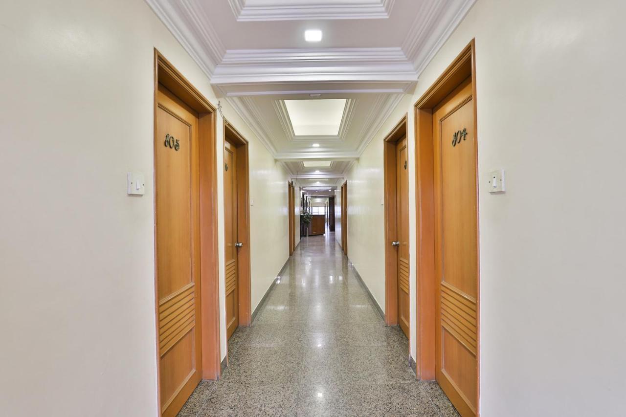 Oyo 17117 Hotel Rainbow Vadodara Bagian luar foto