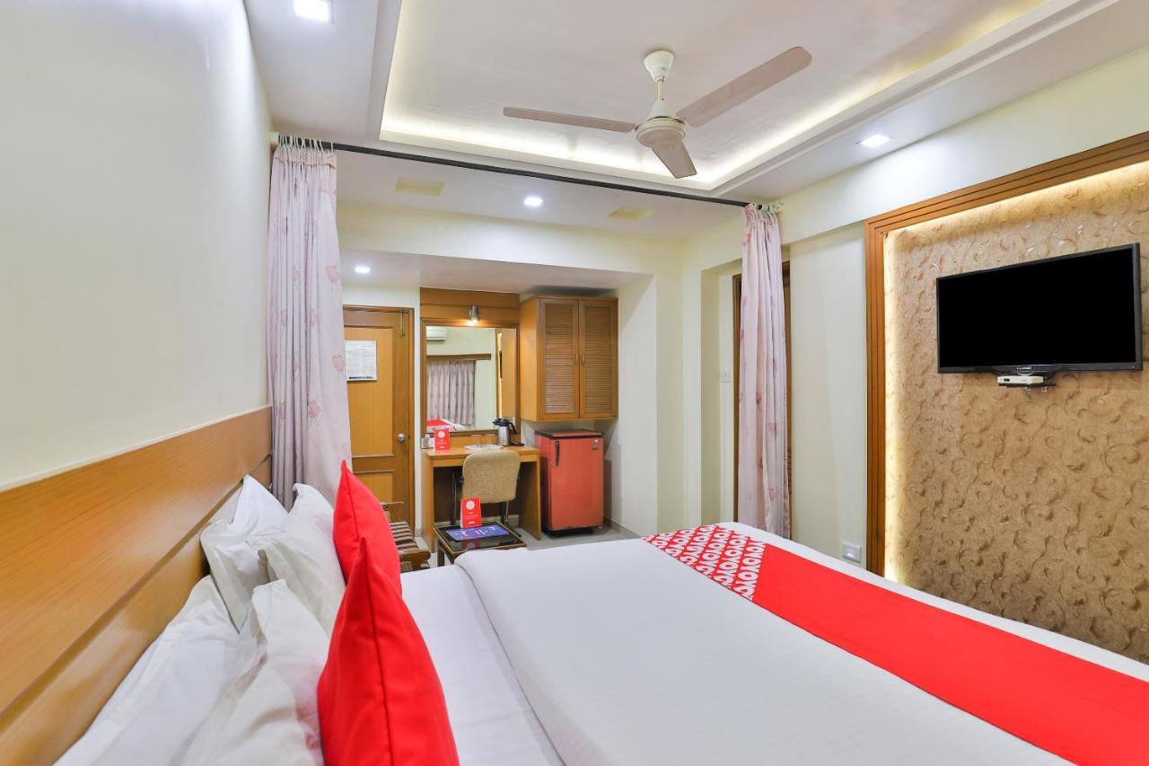 Oyo 17117 Hotel Rainbow Vadodara Bagian luar foto