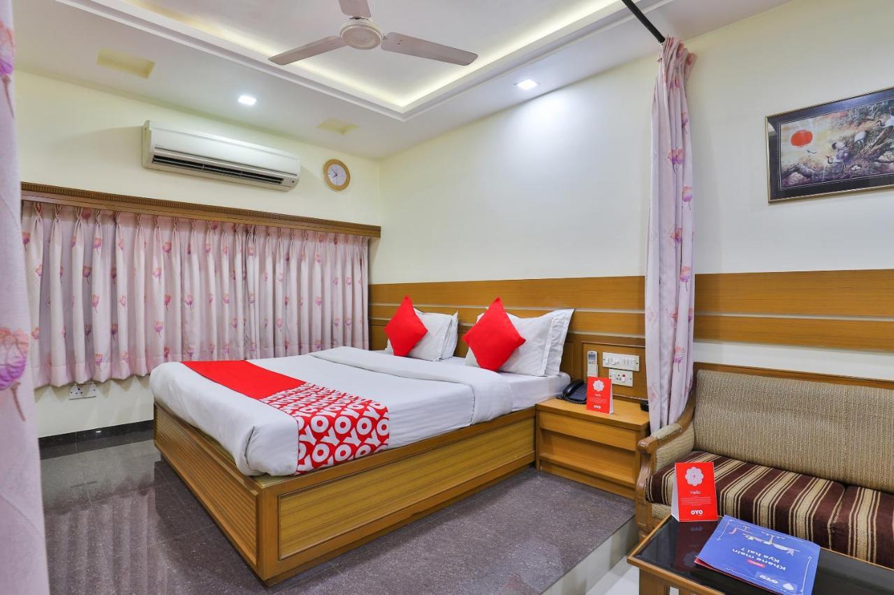 Oyo 17117 Hotel Rainbow Vadodara Bagian luar foto