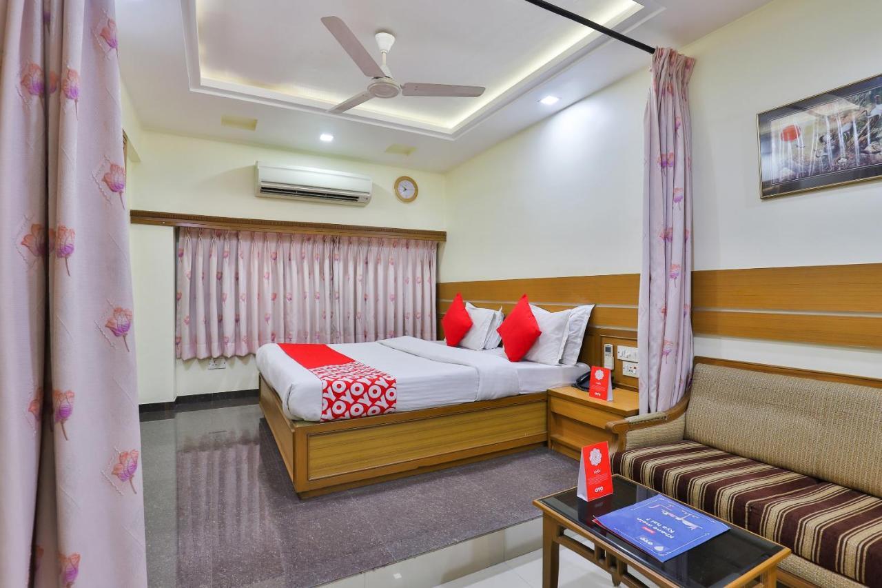 Oyo 17117 Hotel Rainbow Vadodara Bagian luar foto