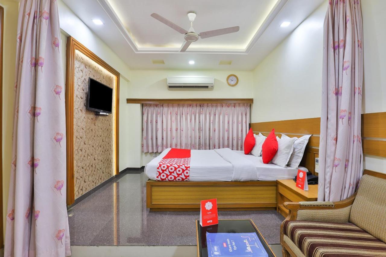 Oyo 17117 Hotel Rainbow Vadodara Bagian luar foto