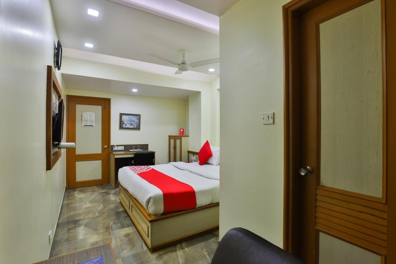 Oyo 17117 Hotel Rainbow Vadodara Bagian luar foto