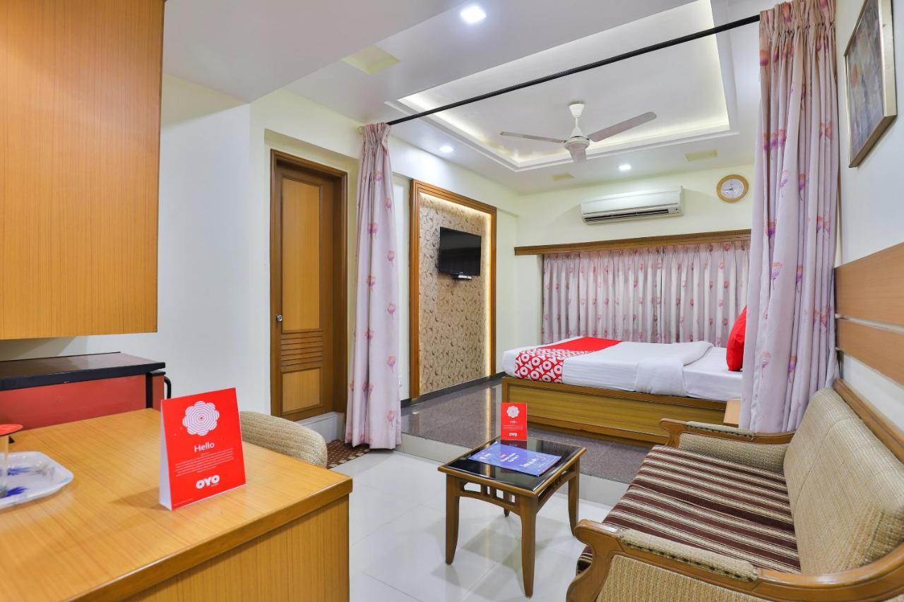 Oyo 17117 Hotel Rainbow Vadodara Bagian luar foto