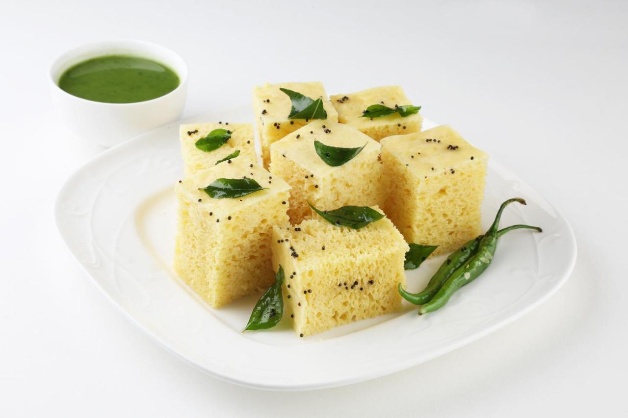 Oyo 17117 Hotel Rainbow Vadodara Bagian luar foto