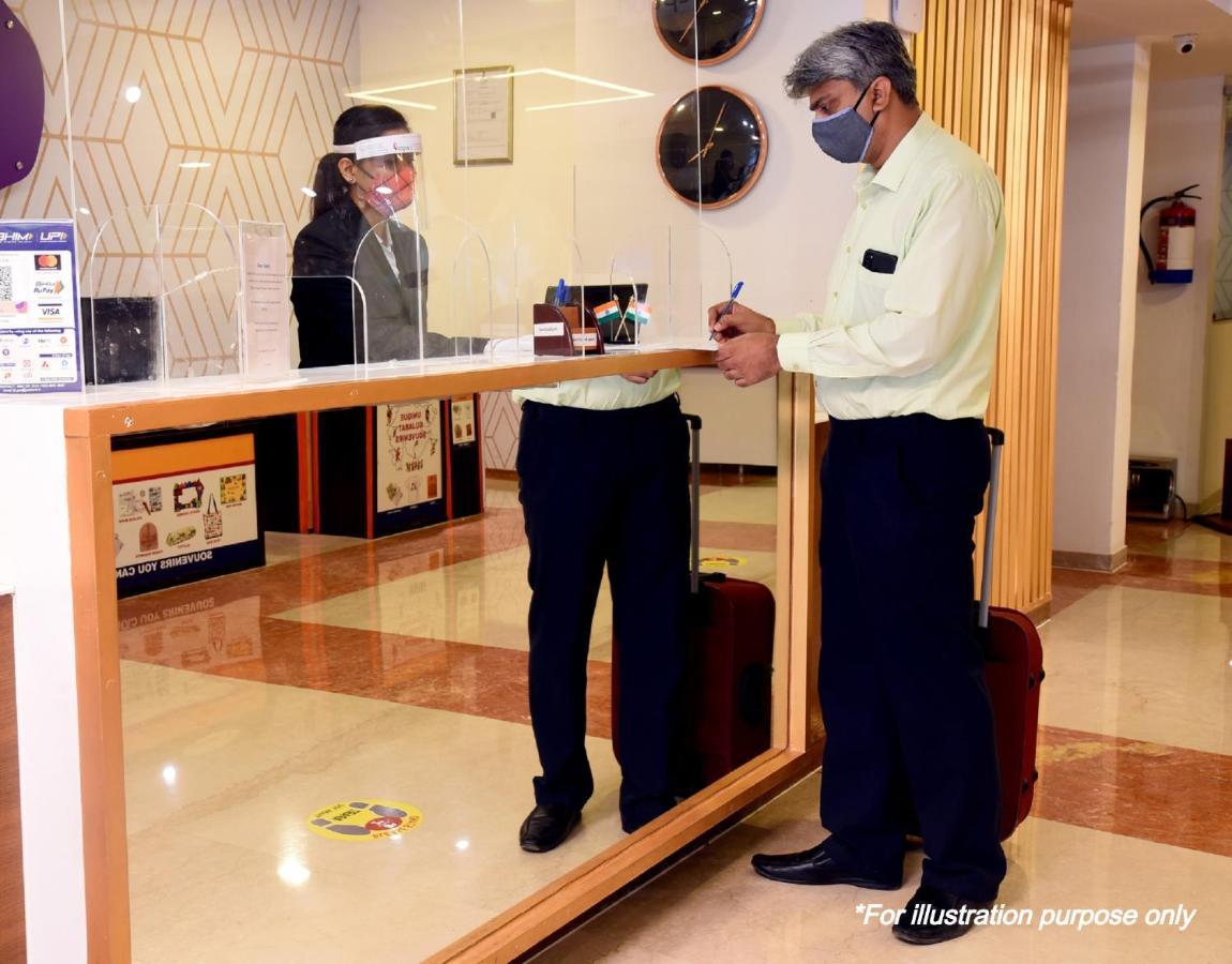 Oyo 17117 Hotel Rainbow Vadodara Bagian luar foto